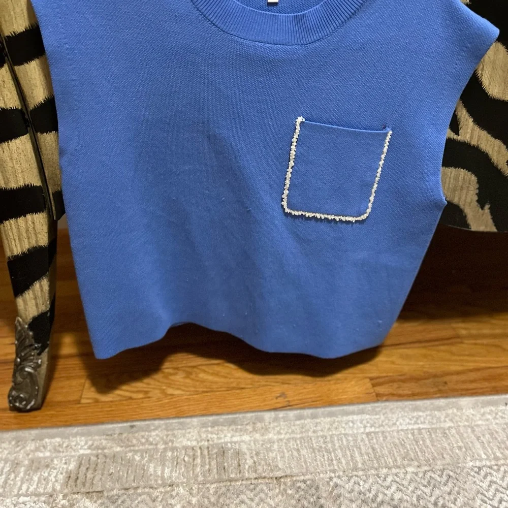 entro Blue Sleeveless Knit Top with Decorative Pocket Trim small - Picture 2 of 2